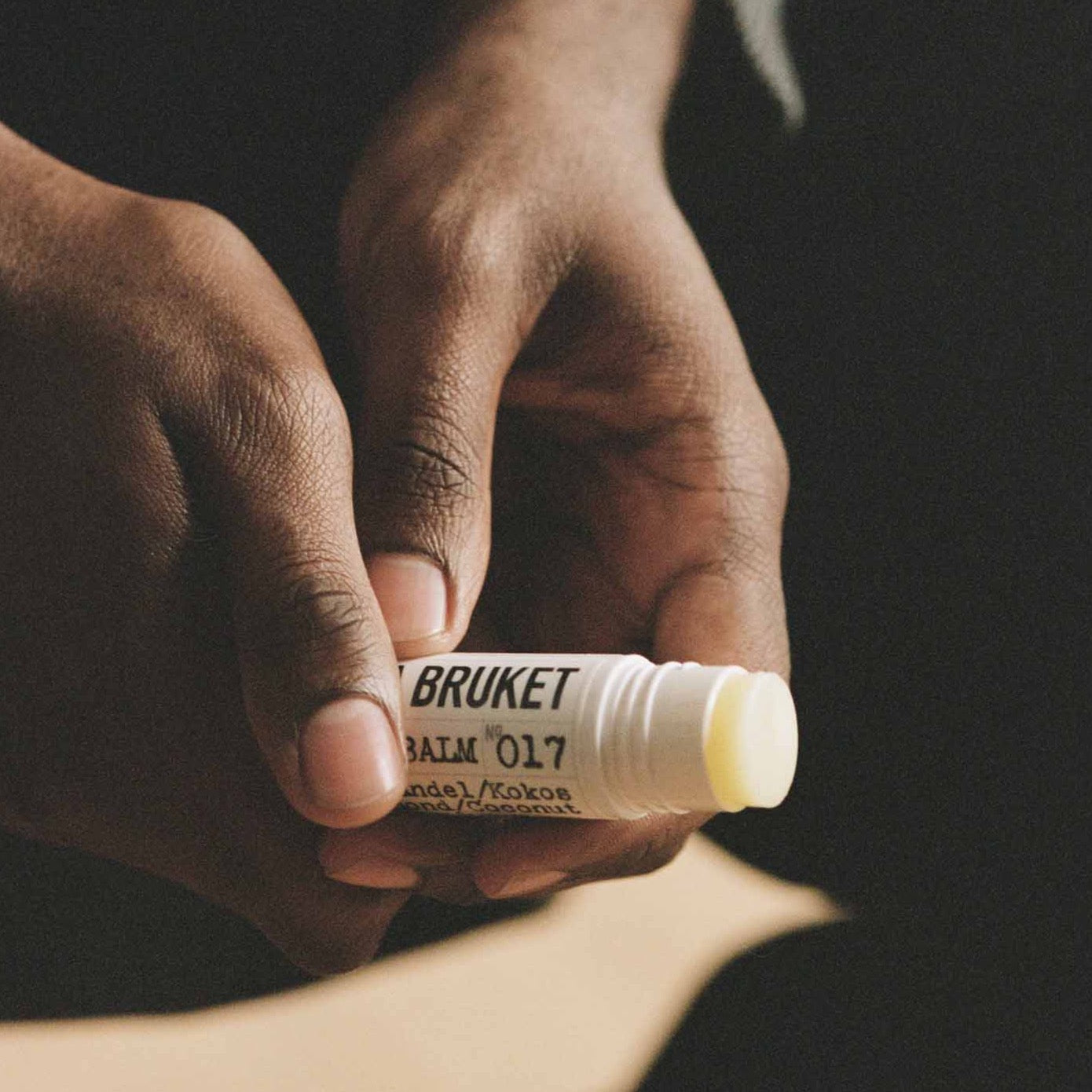 L:A BRUKET 017 Balsamo labial 14g