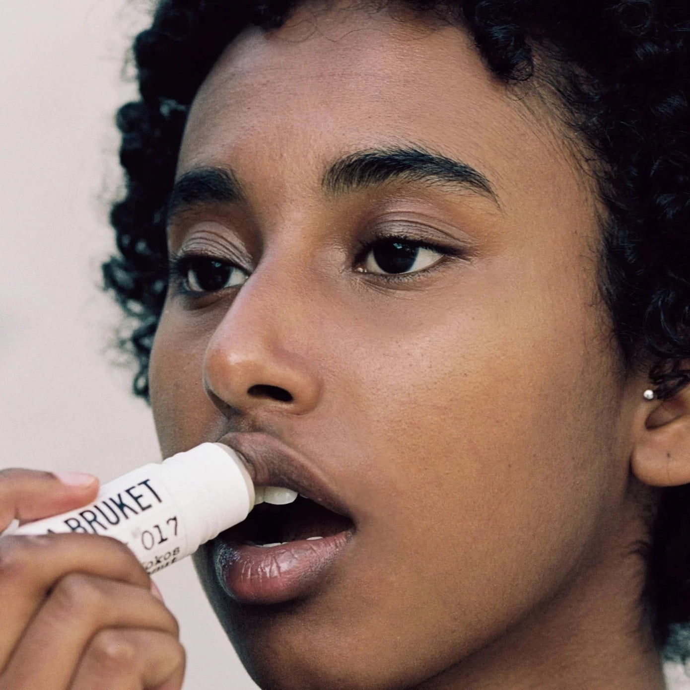 L:A BRUKET 017 Balsamo labial 14g