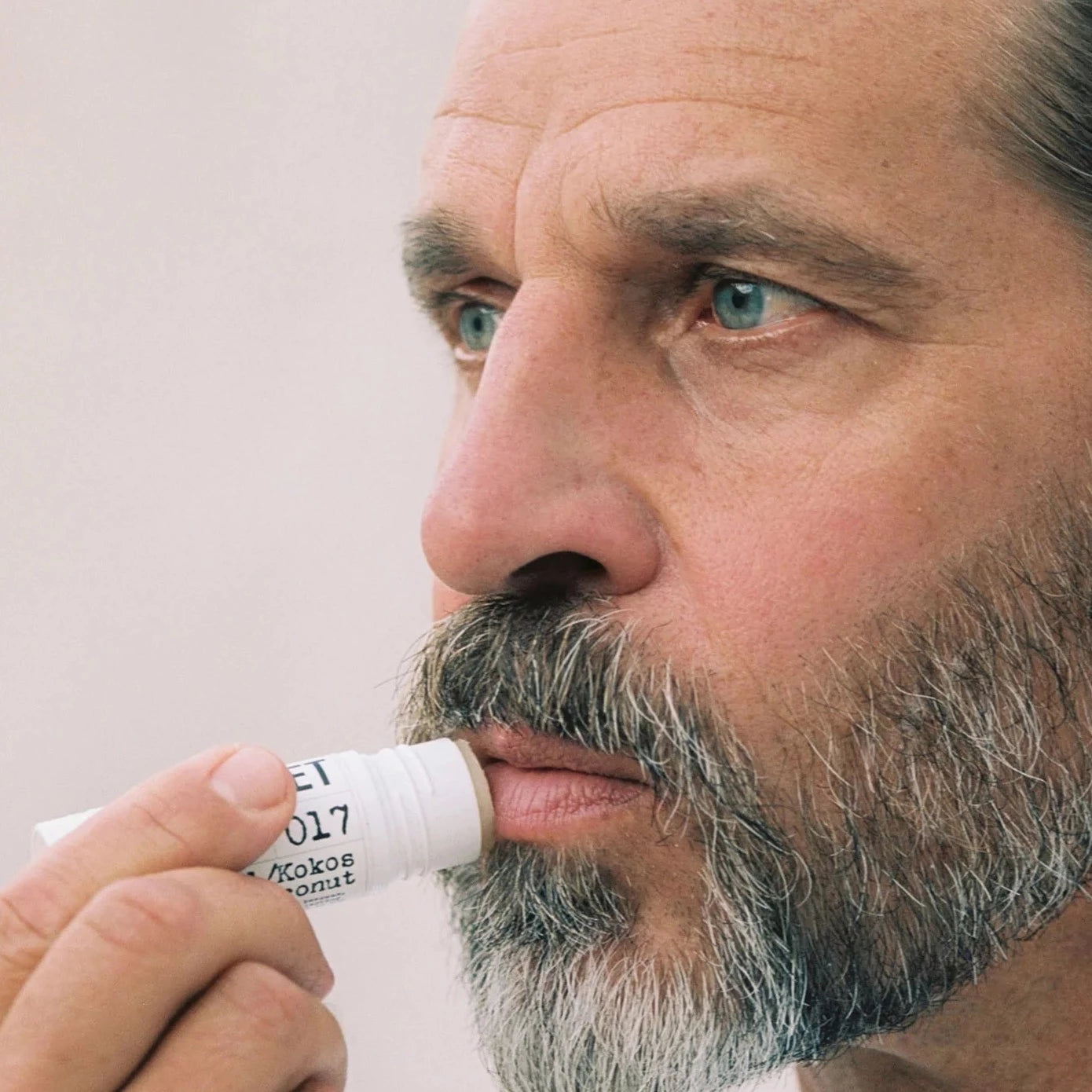 L:A BRUKET 017 Balsamo labial 14g