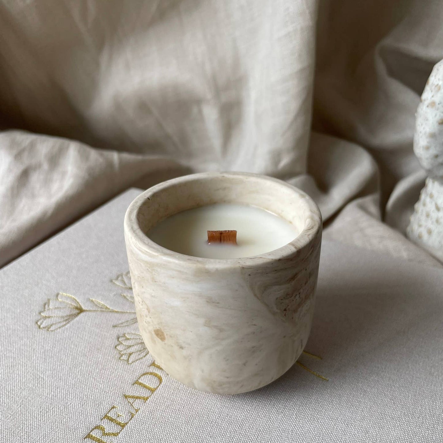 Vela perfumada 'violeta dulce y neroli' de cera de soja