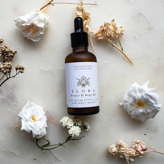 Daughters of Flowers Aceite reafirmante Busto con violetas primaverales y rosa roja.